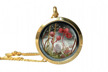 Vergoldetes Edelstahl Medaillon mit Blüten, Moos Edelsteinen Geschenk für Frauen